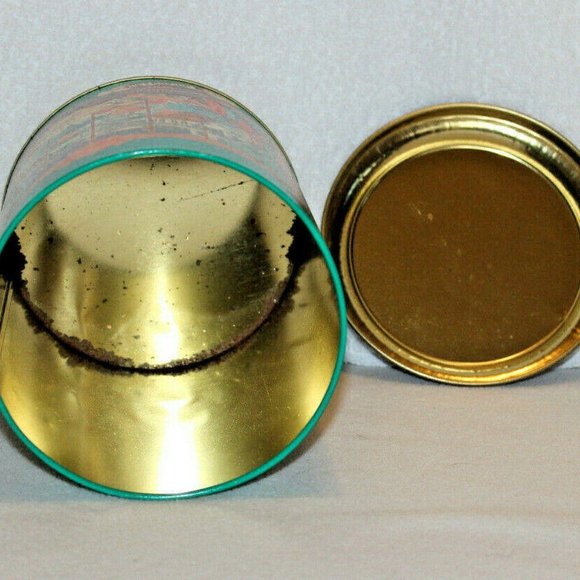 VTG 1994 COLLECTIBLE TOOTSIE ROLL CHRISTMAS TIN CAN 6-5/8” TALL ENGLAND CONTAINE - Picture 6 of 6